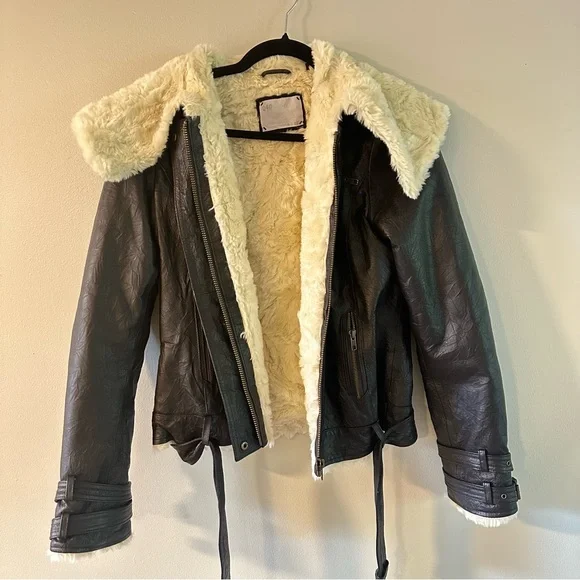 Q40 Leather Jacket with Fur Lining - Picture 6 of 8